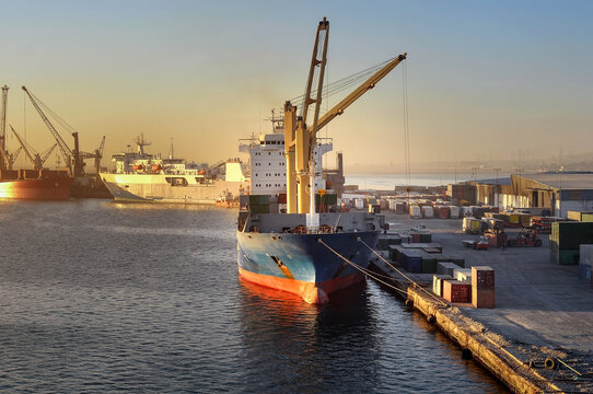 Fototapete - Dry cargo ship loading in Suez port/Egypt