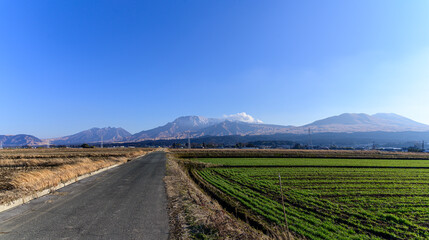 雪景色　美しい晴天空を背景に阿蘇山風景
(阿蘇五岳：根子岳・高岳・中岳・烏帽子岳・杵島岳)
2021年冬　日本・熊本県阿蘇市
パノラマ撮影
Panoram
Snow scene Mt. Aso scenery against the backdrop of a beautiful clear sky
Winter 2021, Aso City, Kumamoto Prefecture, Japan