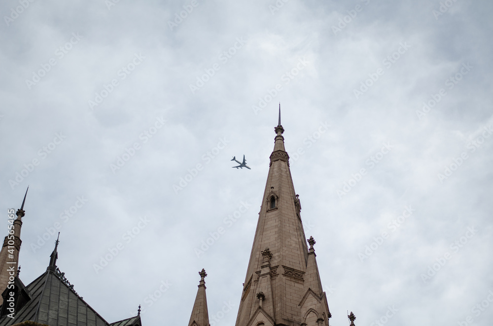 Avión atravesando una Torre, basílica de Luján en Buenos Aires ...