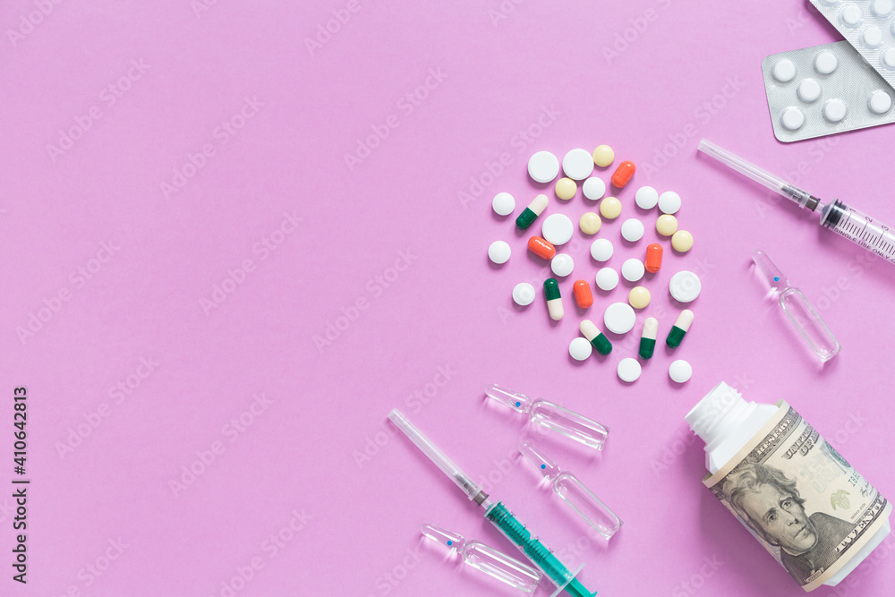 Packaging with variegated pills, ampulla and expendable syringe for ...