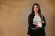 © cocopicfotografia - Mujer de negocios posando con mirada sexy mientras espera reunion de teletrabajo en camisa blanca y chaqueta negra