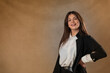 © cocopicfotografia - Mujer de negocios posando con mirada sexy mientras espera reunion de teletrabajo en camisa blanca y chaqueta negra