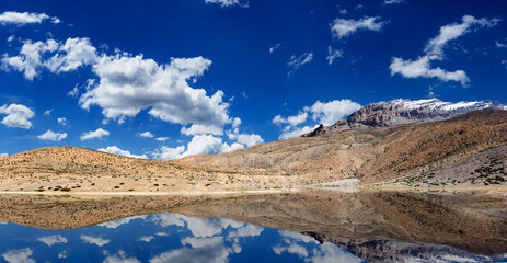 Fototapete - Mountain lake in Himalayas