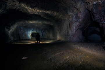 alter felsenkeller mit höhle und bierfässern alt