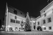 Rathausplatz in Regensburg nachts mit beleuchteten Weihnachtsbaum vor dem alten historischen Rathaus, Deutschland 2020