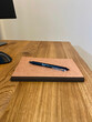 Home office mit Notizbuch, Tastatur und Laptop auf Holzschreibtisch