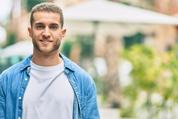 Sticker - Young caucasian man smiling happy standing at the city.