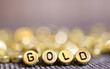 Napis gold, złoto z okrągłych literek dla biznesu i finansów. 