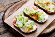 © Kina - Sanduíche aberto - queijo Philadelphia, salmão defumado, pepino, melão, azeite de oliva, ervas.