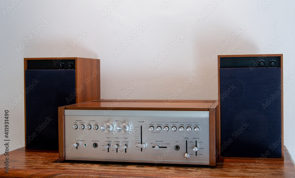 オーディオアンプとスピーカー　コンポ	