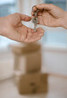 Vermieter gibt Mieter Schlüssel Schlüsselübergabe  für Wohnung Apartment Wohnungsbezug Einziehen Laden Mietwohnung
