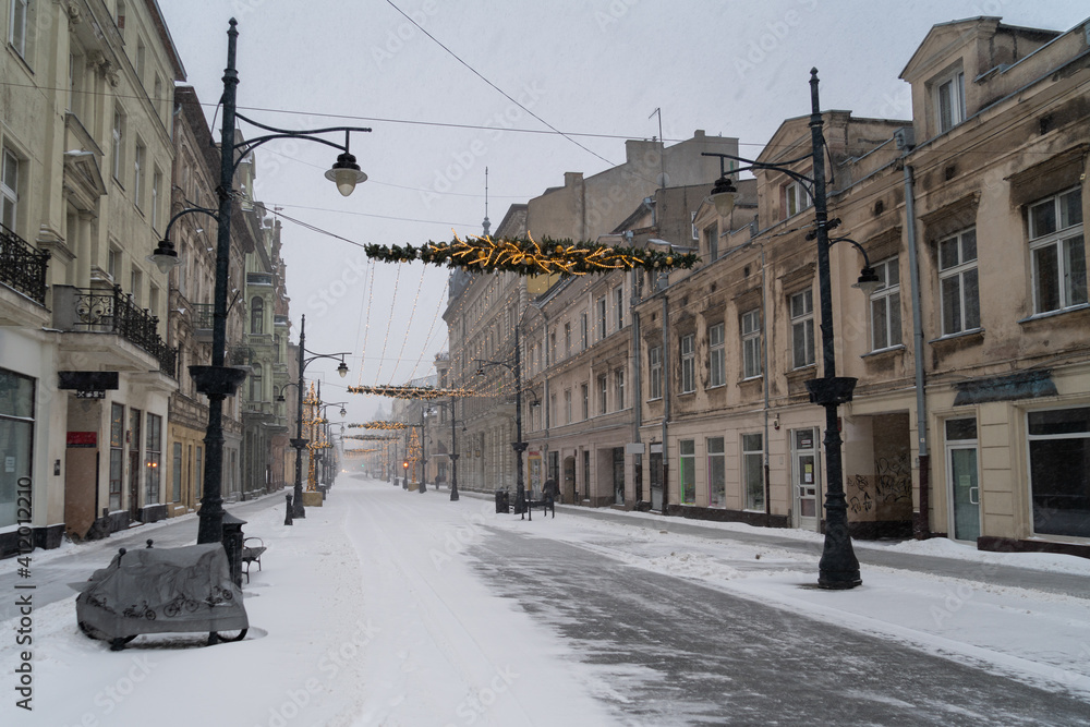 Łódź atak zimy 2021 ulica Piotrkowska w śniegu - obrazy, fototapety, plakaty 