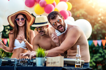 Canvas Print - Group of friends have fun by the pool