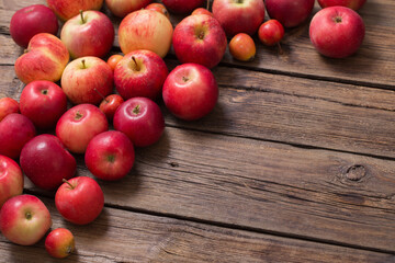 Wall Mural - red apples on old wooden background