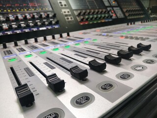 audio mixer console