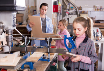 .Children do practical work on the wood in the classroom arts and crafts