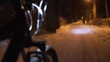 Fahrradfahrer im Schnee bei Nacht auf Radweg in Potsdam bei Berlin