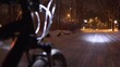 Fahrradfahrer im Schnee bei Nacht nicht geräumt kein Radweg in Potsdam bei Berlin gefährlich