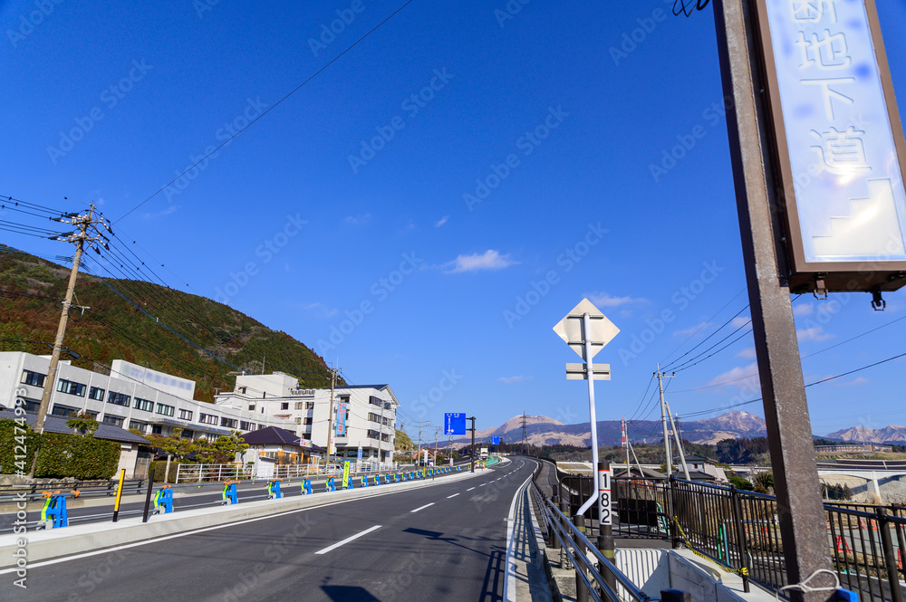 新阿蘇大橋美しい晴天空 阿蘇山風景を背景に新阿蘇大橋 震災復興 21年2月日本 熊本県南阿蘇new Aso Bridge New Aso Bridge Reconstruction From The 新阿蘇大橋美しい晴天空 阿蘇山風景を背景に新阿蘇大橋 震災復興 21年2月日本 熊本県南阿蘇new Aso Bridge New Aso Bridge Reconstruction From The