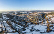 Bild einer Luftaufnahme mit einer Drohne der Stadt Grafenau im bayerischen Wald mit Bergen Arber Rachel und Lusen im Winter mit Schnee und Eis, Deutschland