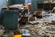 Zdewastowane biuro i warsztat naprawczy w budynku fabrycznym do rozbiórki