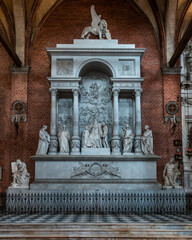 Wall Mural - The monument of Titian (tomb of Tiziano Vecellio) inside the Basilica dei Frari, Venice, Italy