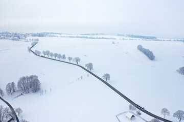 Wall Mural - Transportwege im Winter - befahrene Straße mit Autos