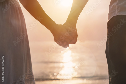 Obraz Dibond Low Angle View Of Couple Kissing Against Sky During Sunset
