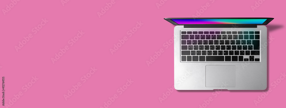 Fototapete ピンク色の背景に レインボーカラーの壁紙 オリジナル を表示したノートパソコン Hanahal