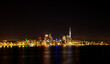 Auckland in der Nacht mit Hafen und Skytower schöne beleuchtet