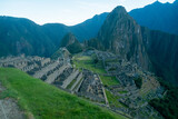 Fototapeta  - マチュピチュは南米ペルーのアンデス山脈、標高約2,450mの尾根に位置する古代インカ帝国の遺跡。