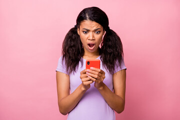 Poster - Photo of brunette pigtails dark skin woman scared look message dislike phone isolated on pink color background