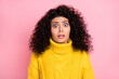© deagreez - Photo portrait of amazed frustrated stressed curly girl in knitted sweater isolated on pastel pink background