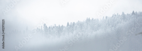 Góry w mglisty dzień