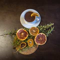 Taza de té con frutas deshidratadas