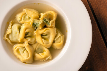 Tortellini in brodo ripieni di ricotta e spinaci, Cucina Italiana