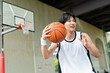 © One - バスケットボールをする男性