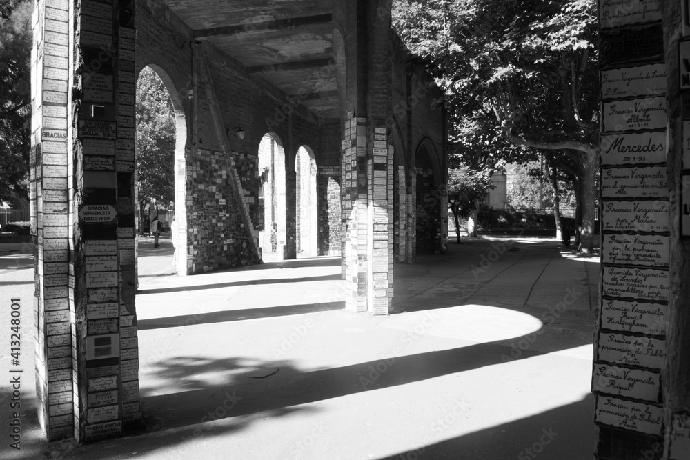 stock-foto-arquitectura-viejo-edificio-house-of-god-arco-calle