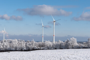 Windräder in eisiger wunderschönen  Kristall Landschaft im Winterwonderland Eifel
