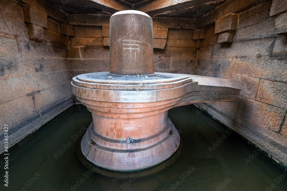 Badavilinga Temple Shrine for Shiva. The Badavilinga Temple in Hampi ...