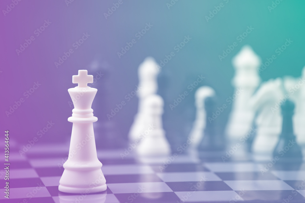 Foto Business strategy competitive ideas concept with chess board game ...