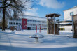 Grundschule mit Spielplatz im Winter 2021.