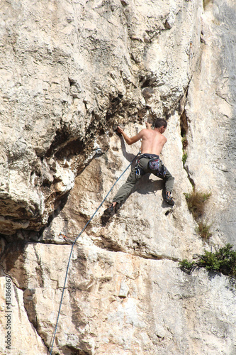Climbing (Calanques de Marseille)	 © Brad Pict
