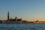 Fototapeta Londyn - discovery of the city of Venice and its small canals and romantic alleys