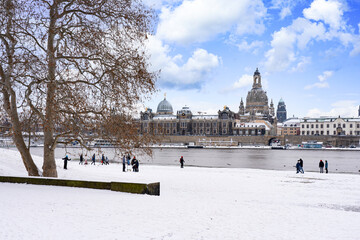 Dresden im Winter Sachsen Frauenkirche Japanisches Palais Jüdenhof Friedensbrunnen Verkehrsmuseum Augustusstraße Schnee Blauer Himmel Deutschland