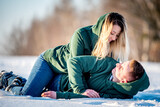 Fototapeta  - zakochana para, dziewczyna i chłopak na sesji narzeczeńskiej w zimie