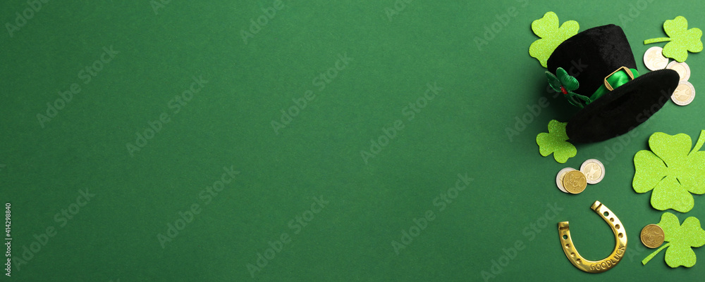 Leprechaun's hat and St. Patrick's day decor on green background, flat lay. Space for text - obrazy, fototapety, plakaty 