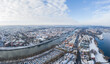 Panorama der Stadt Regensburg in Bayern mit dem Fluss Donau dem Dom und der steinernen Brücke im Winter mit Schnee und Eis, Deutschland