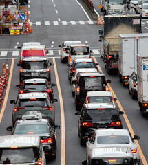 Wall Mural - 名古屋市の道路の交差点の信号待ちの車の様子