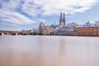 Hochwasser des Flusses Donau im Winter 2021 in Regensburg mit Blick auf den Dom die Altstadt und überschwemmte Promenade und der  steinerne Brücke, Deutschland